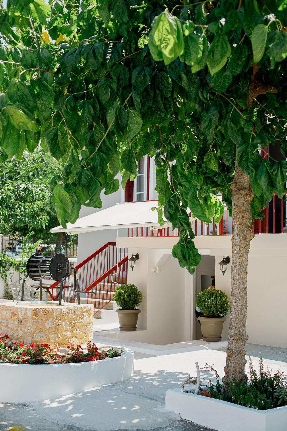 Iris Garden Retreat Aparthotel Corinth Екстериор снимка